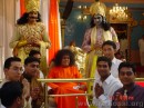 39-Swami with the actors * 600 x 450 * (89KB)
